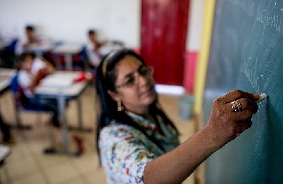 DIA DOS PROFESSORES: Distrito Federal é o estado brasileiro com a maior média salarial para professores