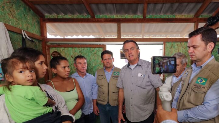 Em Roraima, presidente visita abrigo de imigrantes venezuelanos