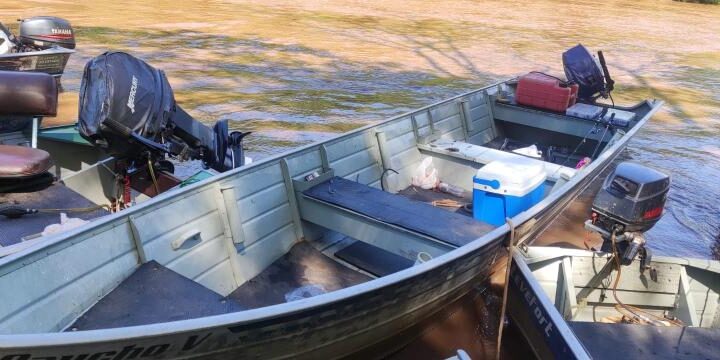 PMA do Distrito de Águas do Miranda fiscaliza 23 embarcações no rio Miranda, autua dois campo-grandenses por pesca ilegal e apreende, barco, motor e petrechos ilegais de pesca