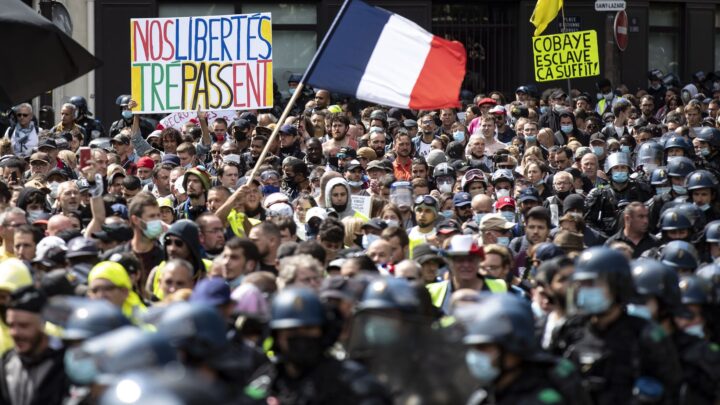 Covid-19: Europa retoma medidas restritivas em meio a protestos