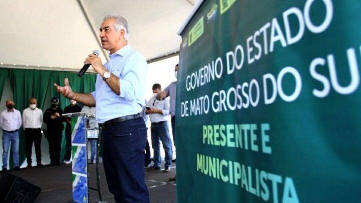 Reinaldo Azambuja entrega moradias e cartões de programa social em Chapadão do Sul