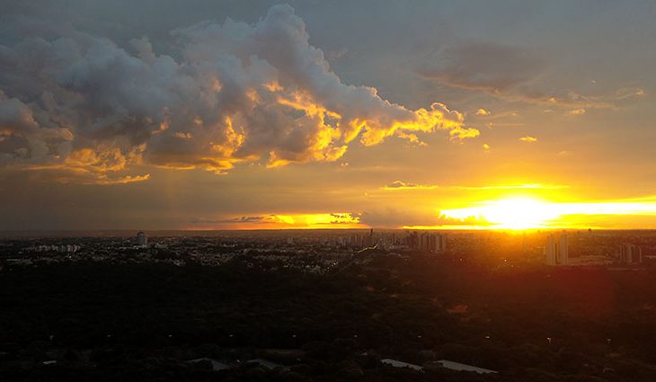 Tempo segue abafado com predomínio de sol e pancadas isoladas de chuva