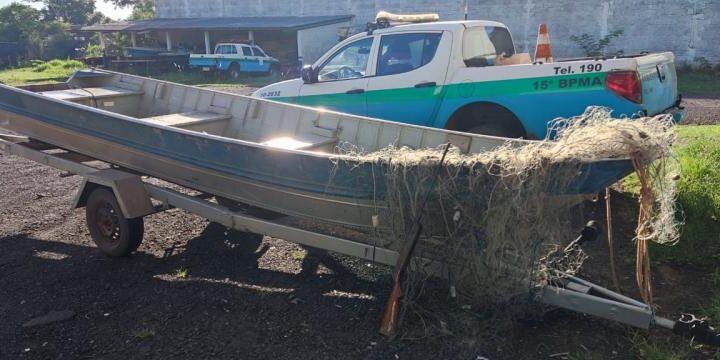 Polícia Militar Ambiental de Mundo Novo fiscaliza 82 pescadores em quatro rios, surpreende dois pescadores com arma de fogo e apreende redes de pesca e anzóis de galhos