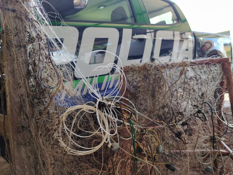 Polícia Militar Ambiental de Dourados fiscaliza 14 embarcações, 64 pescadores e apreende redes, espinheis e anzóis de galho e solta peixes dos petrechos no rio Dourados