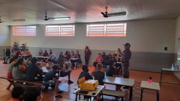 Polícia Militar Ambiental de Rio Negro realiza trabalhos de Educação Ambiental para crianças do ensino fundamental