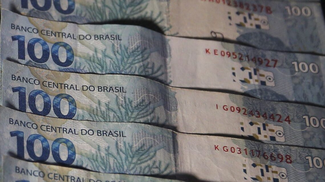 Mercado diz que inflação deve fechar em 6,45% este ano Dólar deve encerrar 2022 cotado a R$ 5,30