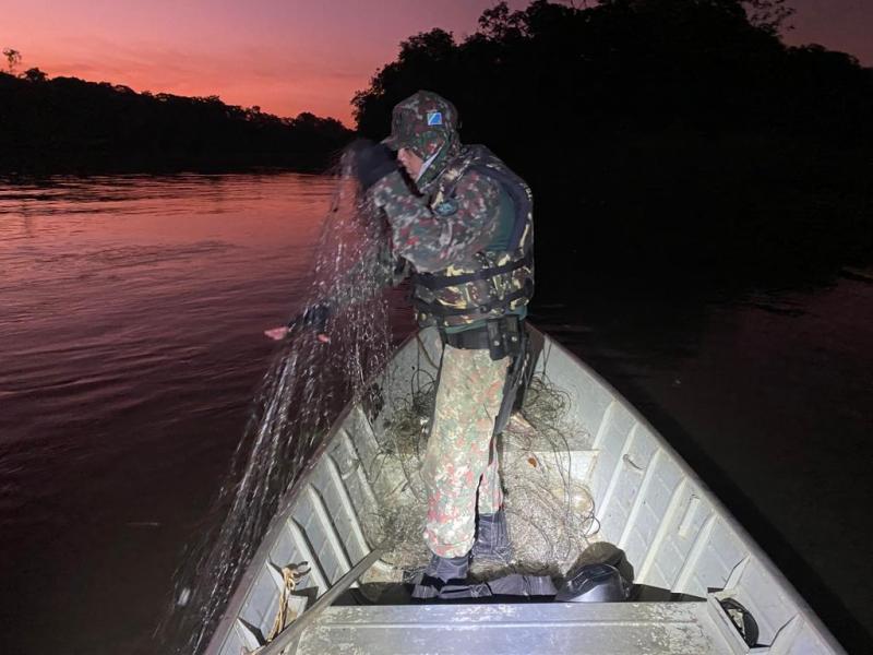 PMA do Parque das Várzeas do Rio Ivinhema apreende 400 metros de redes e outros petrechos ilegais de pesca na área do Parque e soltam peixes dos materiais