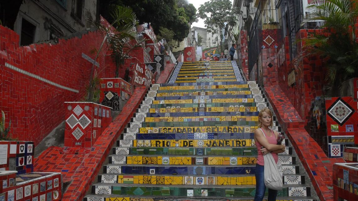 Guias turísticos buscam recursos para restaurar Escadaria Selarón