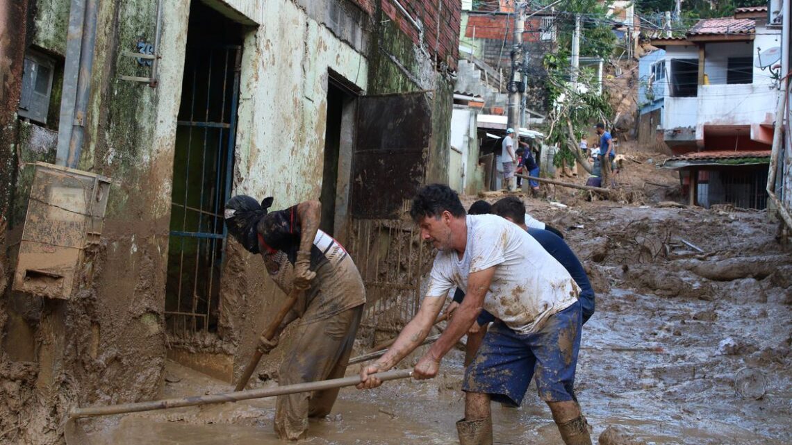 Temporais: voluntários fazem mutirão de limpeza e distribuem doações