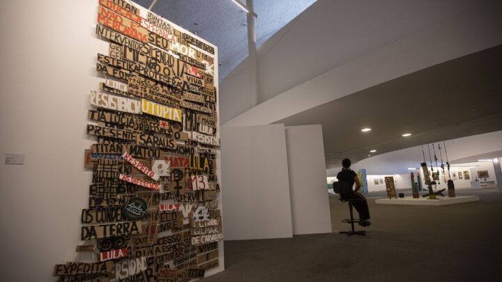 Um mês após atos golpistas, exposição em Brasília celebra a democracia