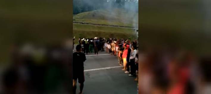 Com bombas e jatos d’água, PM de SP encerra protesto de indígenas e libera Rodovia dos Bandeirantes