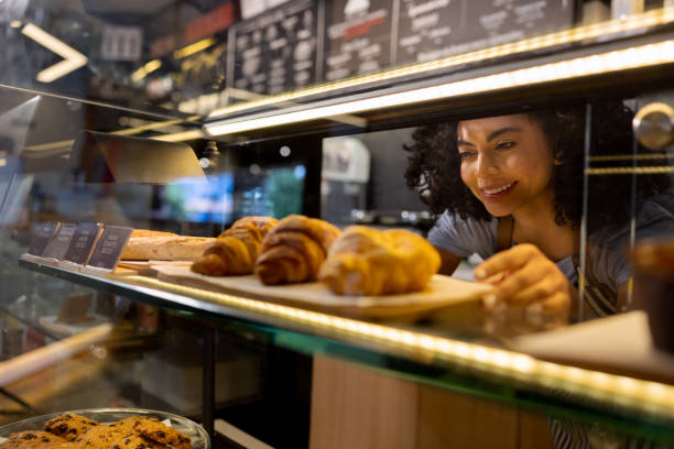 Texto da reforma tributária, que prevê alíquota especial para bares e restaurantes, é entregue ao Senado