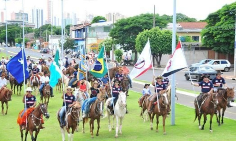 Cavalgada até a Prefeitura de Campo Grande – MS abre etapa nacional do CLC e Potro do Futuro