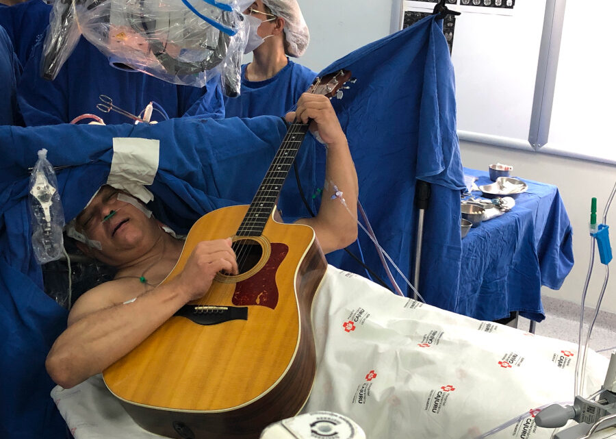 Paciente canta e toca violão durante cirurgia para retirada de tumor cerebral em hospital SUS