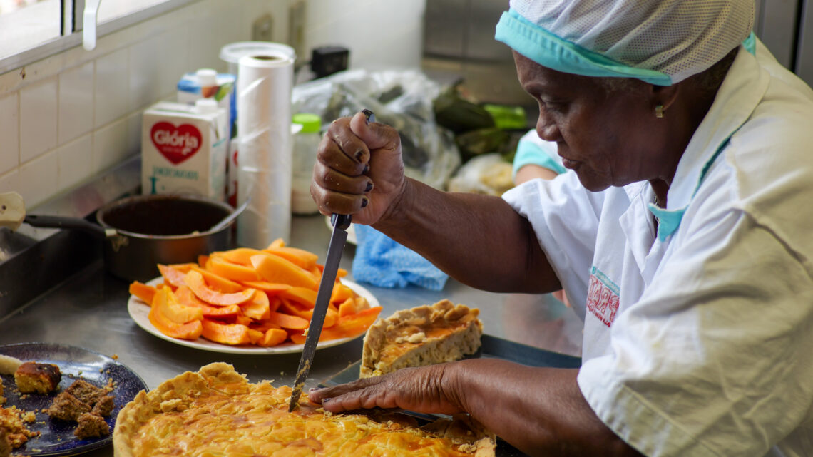 Projeto social de formação em gastronomia ensina alunos a fazerem receitas que evitam o desperdício de alimentos