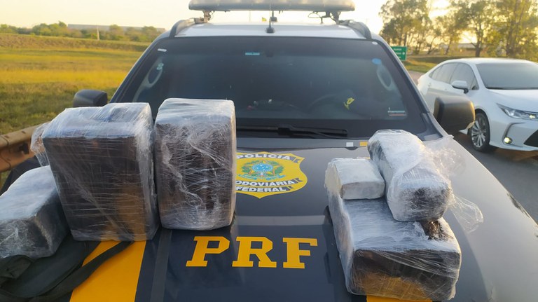 PRF apreende 17kg de cocaína e 15kg de maconha em automóvel na BR 116, em Vitória da Conquista (BA)