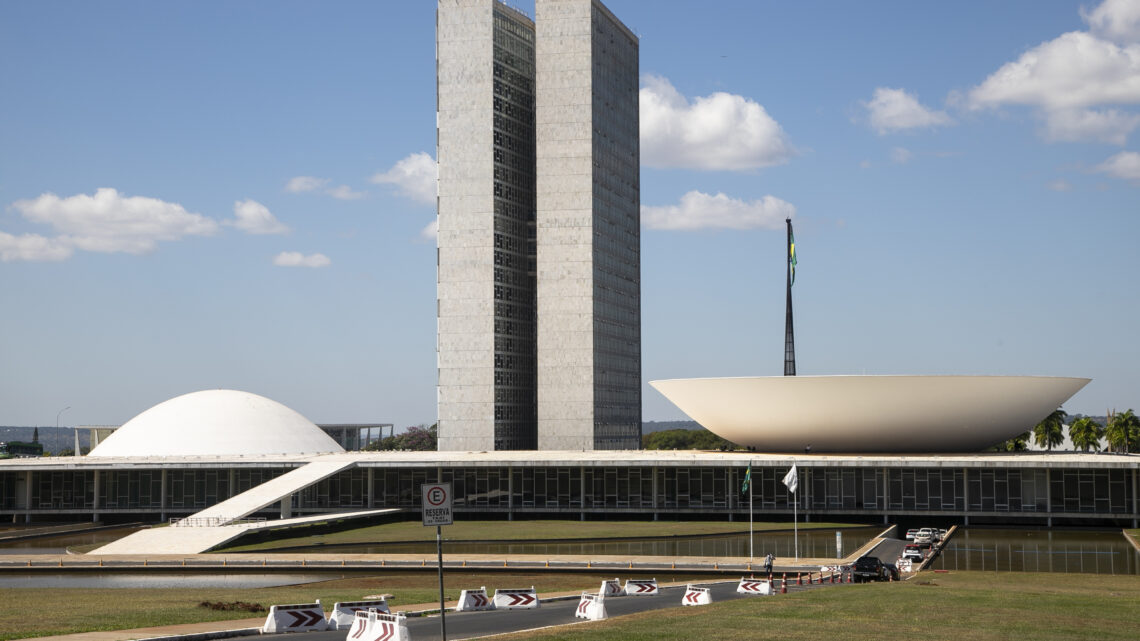 Fenae busca no Congresso revogação de medidas que limita custeio das estatais aos planos de saúde