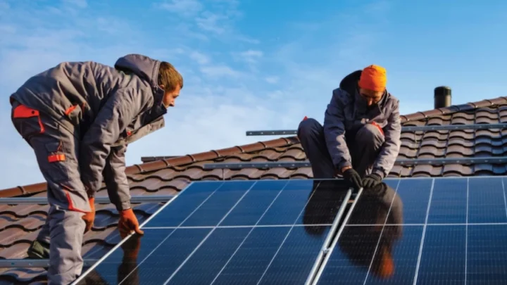 Quedas seguidas na taxa de juros elevam em 50% número de consumidores que instalam energia solar no País