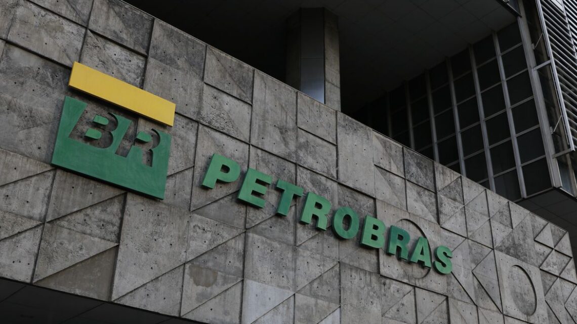 Petrobras abre investigação administrativa de venda de refinaria