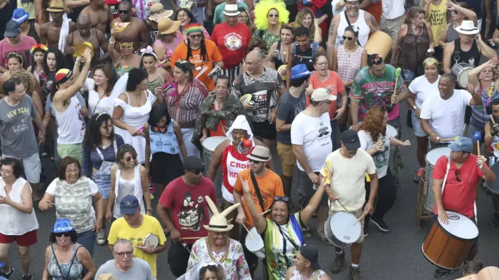 Carnaval de rua em Brasília tem críticas políticas nesta terça-feira