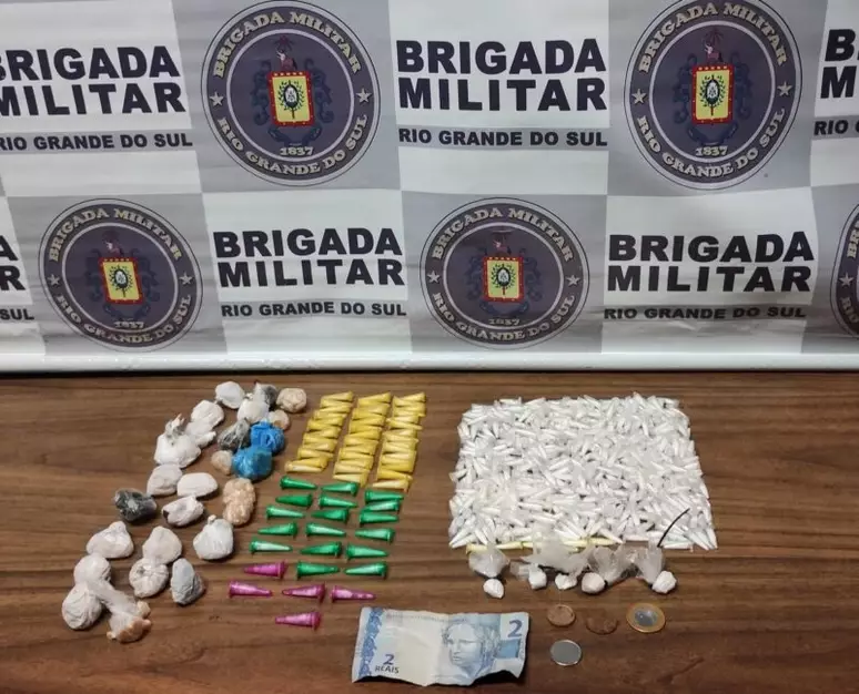 Dois homens são presos em flagrante com 550 pinos de cocaína e 289 pedras de crack