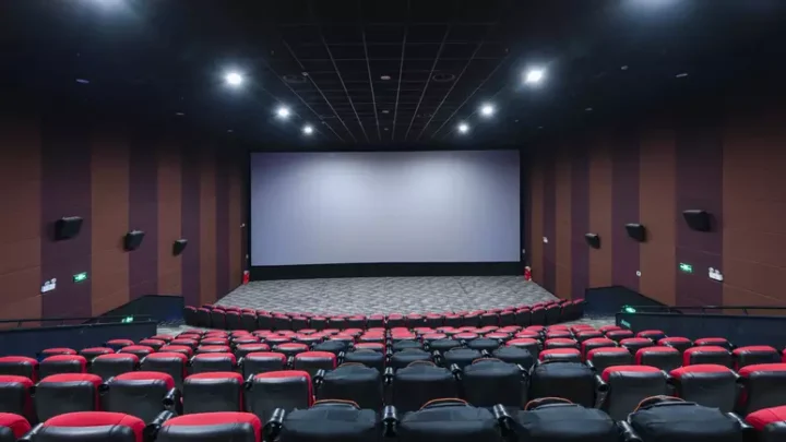 Público fica preso em cinema no RJ após funcionários esquecerem da última sessão e irem embora