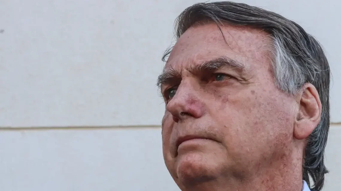 Bolsonaro diz em resposta a Moraes que não havia receio de prisão ao ir à embaixada