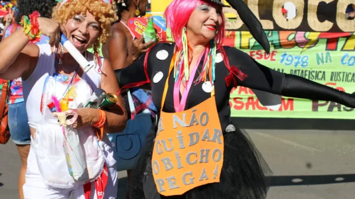 Causas internacionais dão o tom do carnaval do Pacotão em Brasília