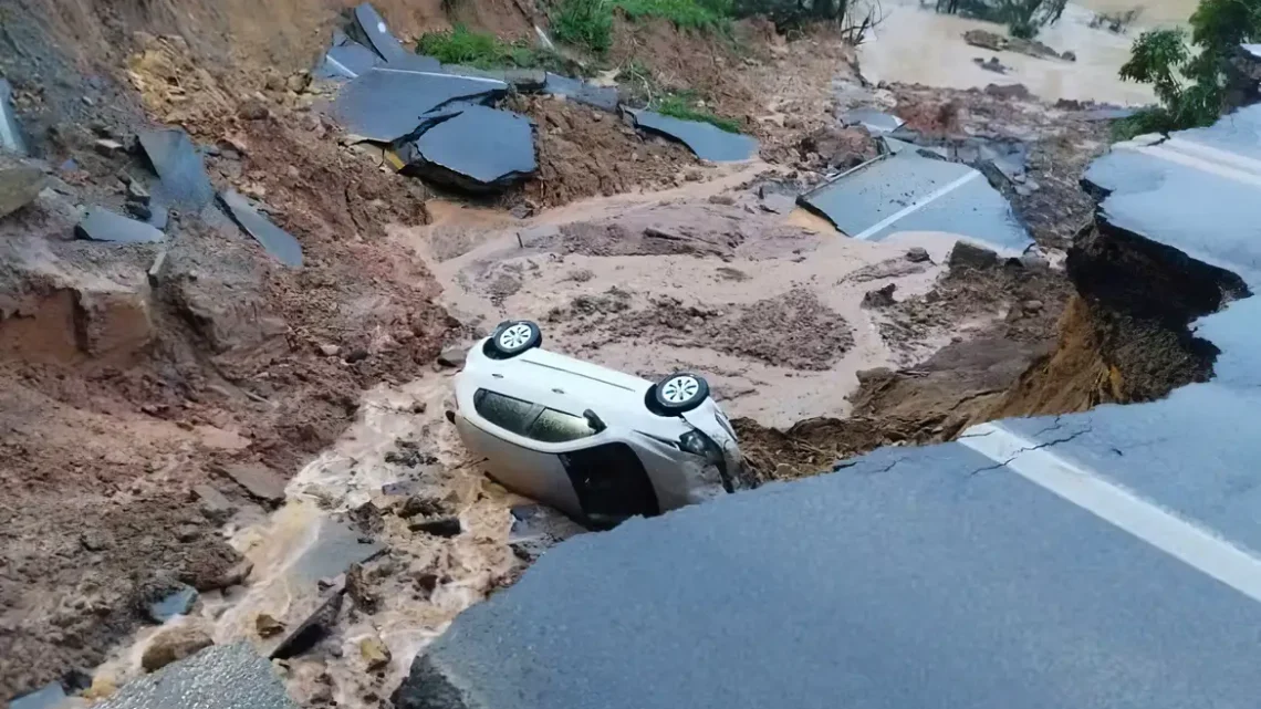 Chuvas abrem cratera e interditam trecho da BR-470, em Santa Catarina