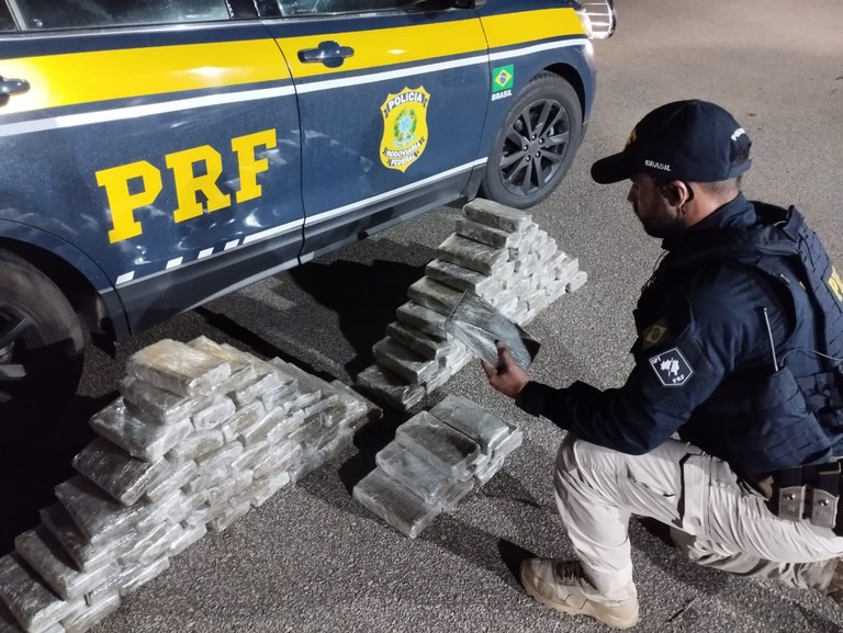 PRF apreende 100 kg de Maconha durante abordagem de veículo em Florestal (MG)