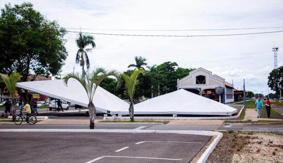 CARNATRÊS – Estrutura para a festa que ocorre de 9 a 11 está quase pronta