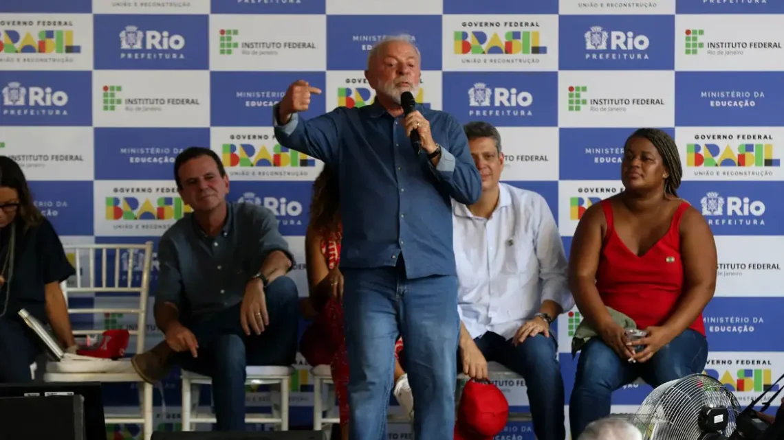 Lula lança pedra fundamental do IFRJ no Complexo do Alemão