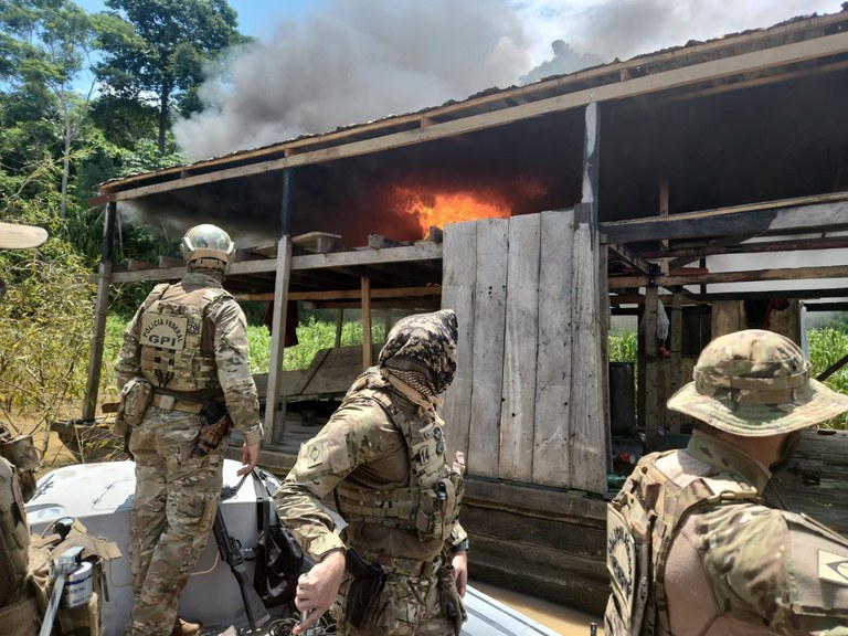 Polícia Federal realiza ação para coibir garimpo ilegal no Rio Madeira