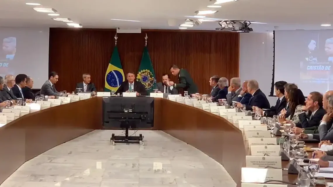 Em vídeo, Bolsonaro orienta ministros a questionar urnas e Judiciário