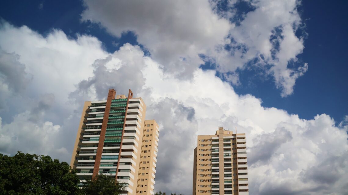 Tempo permanece instável e aumento de nebulosidade é destaque neste domingo