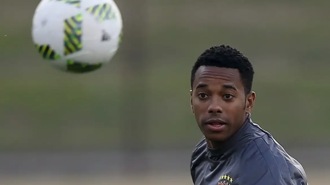 STJ começa a julgar possibilidade de Robinho cumprir pena no Brasil