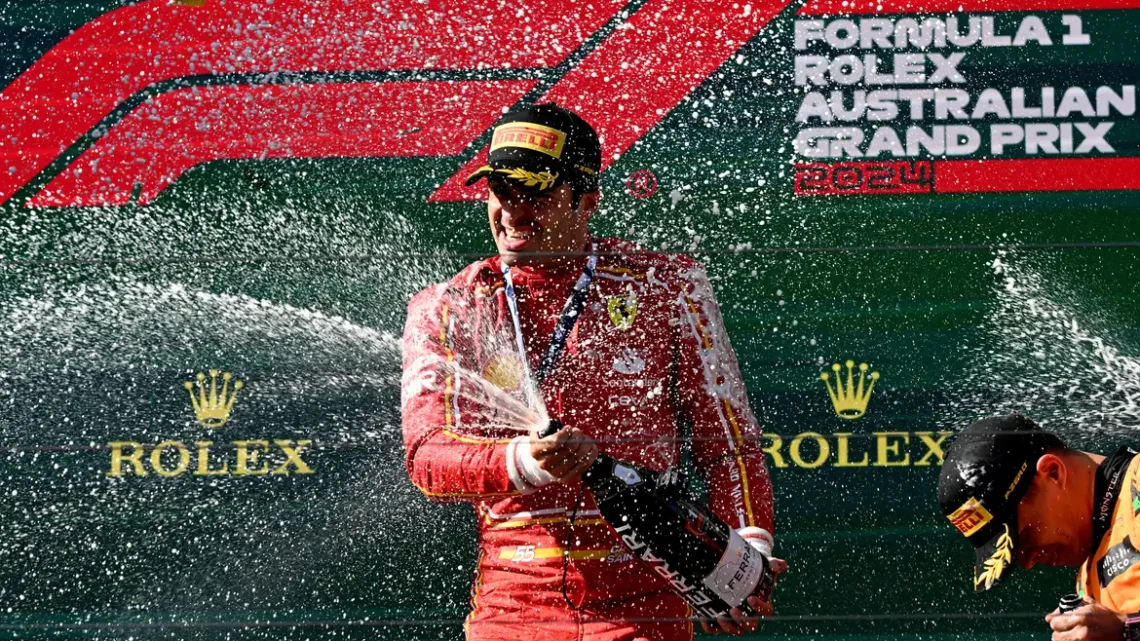 Carlos Sainz aproveita abandono de Verstappen e fatura GP da Austrália