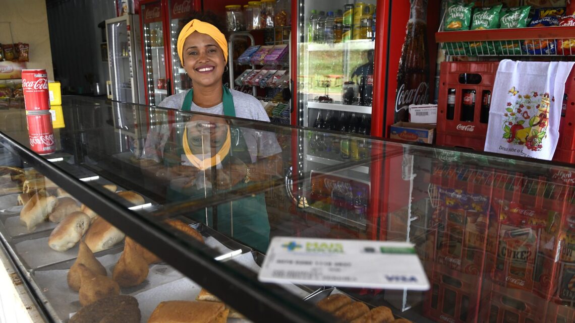 Com lanchonete em pleno vapor, mais uma beneficiária devolve cartão do Mais Social