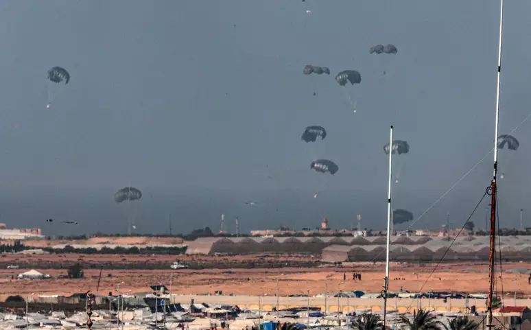 EUA fazem 1º lançamento aéreo de ajuda humanitária em Gaza; vídeo