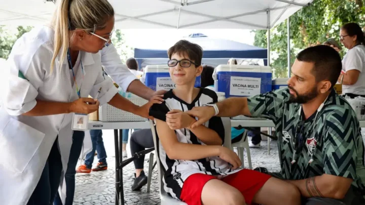 Rio de Janeiro começa a imunizar crianças de 12 anos contra a dengue