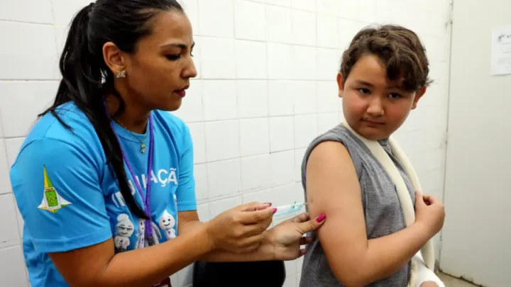 Dengue: adolescentes de 12 a 14 anos já podem se vacinar no DF