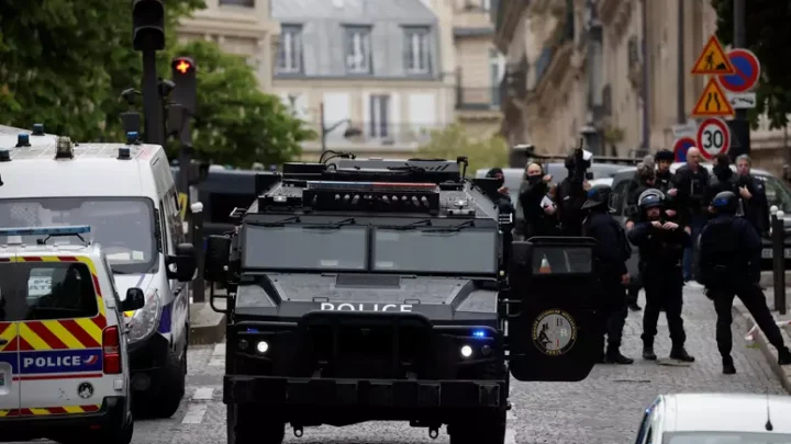 Polícia isola consulado do Irã em Paris após relatos de que homem ameaça se explodir