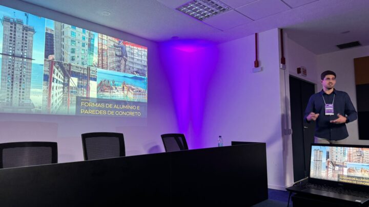 Engenheiro Felipe Bolzan palestra na abertura da Semana Acadêmica de Engenharia Civil da Universidade Federal de Santa Catarina