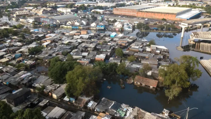 Bairro de Porto Alegre alagado recebe bomba móvel mais de 20 dias após enchente