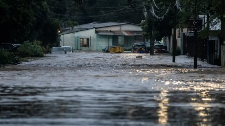 Córrego transborda e volta a invadir casas em Porto Alegre