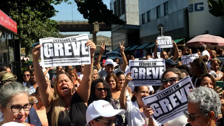 Servidores de hospitais federais pedem reajuste salarial em ato no Rio