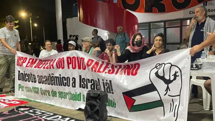 Manifestantes fazem ato pró-Palestina na USP