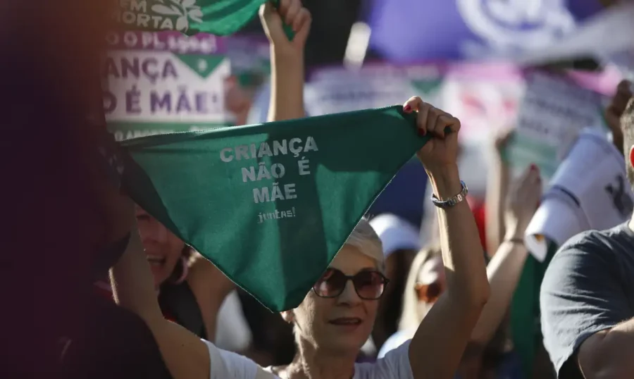 Manifestantes protestam contra PL do Aborto no Rio e em São Paulo