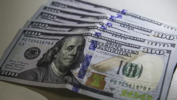 Dólar ultrapassa R$ 5,40 com juros nos EUA e após devolução de MP