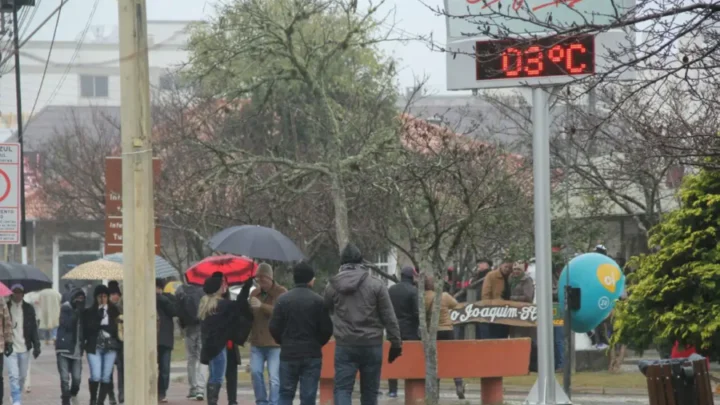 Semana começa com queda de temperaturas e ventos fortes no Sul